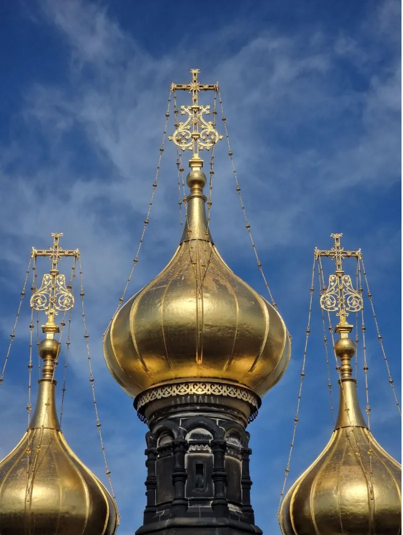Золотые купола церкви