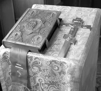 Confession – Gospel and cross on analogion